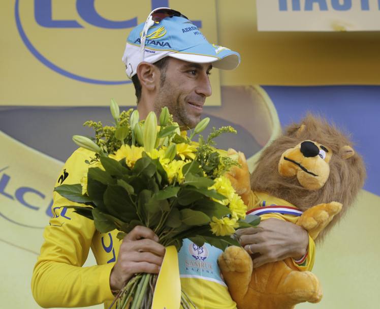 La felicit di Nibali sul podio (Ap)